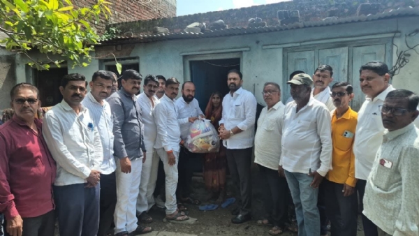 नुकसानग्रस्त कुटूंबाना जीवनावश्यक वस्तूंचे वाटप आ.डॉ.राहुल पाटील यांचा उपक्रम