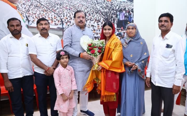 मदिया सय्यद हिचे आ. कराड यांच्याकडून अभिनंदन