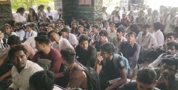 व्ही.एम.व्ही कॉलेज मध्ये परीक्षा फॉर्म प्रक्रियेतील गोंधळाविरोधात विद्यार्थ्यांचा एल्गार   परीक्षा फॉर्म,सह इतर विषयांकडे कॉलेज प्रशासनाने लक्ष देण्याची गरज