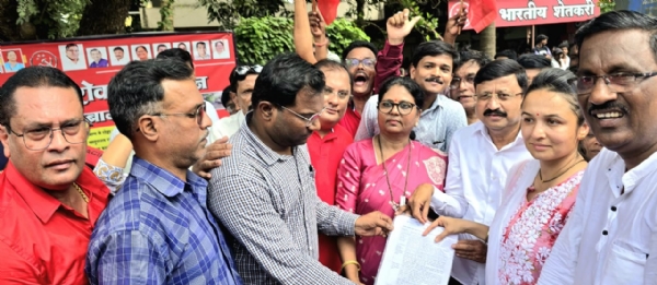 प्रशासनाच्या निष्क्रियतेविरोधात शेकाप आक्रमक; पेझारीत दीड तास ठिय्या आंदोलन