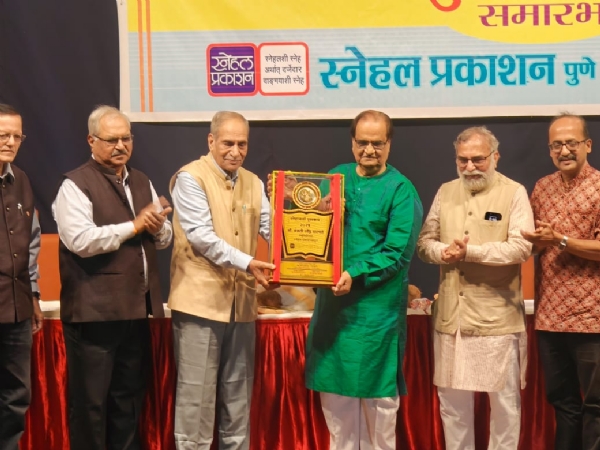 प्रकाश देशपांडे यांना पुण्यात स्नेहांजली पुरस्कार प्रदान