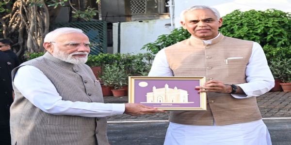 पंतप्रधानांचे राजभवन येथे आगमन व स्वागत