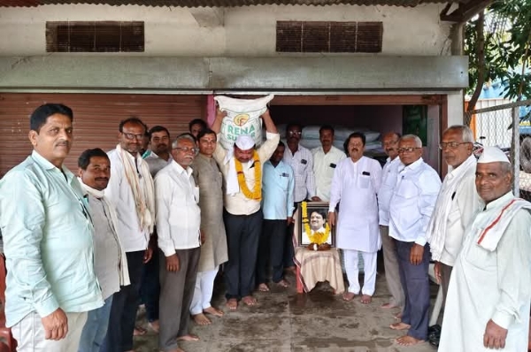 लोदगा ता .औसा येथील रेणा साखर गट ऑफिस येथे सभासदांना सवलतीच्या दरात साखर वाटपाचा शुभारंभ करण्यात आला*