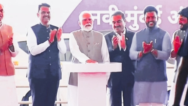 नवी मुंबई विमानतळाचे लोकार्पण करताना पंतप्रधान मोदी