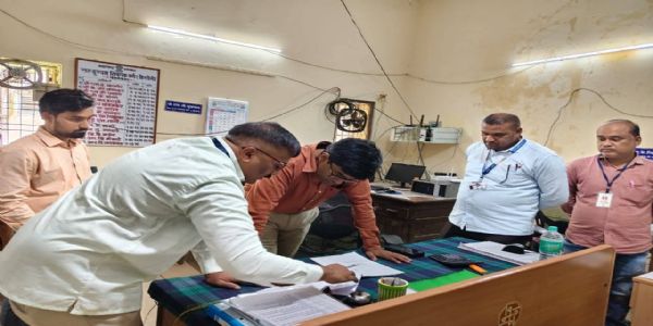 जिल्हाधिकारी राहुल गुप्ता यांची दुय्यम निबंधक कार्यालयाला भेट