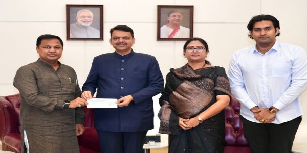 मुख्यमंत्री सहायता निधीसाठी आमदार पवार यांनी दिला 21 लाख रुपयांचा धनादेश