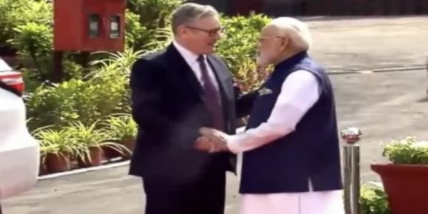 पंतप्रधान मोदींनी मुंबईत ब्रिटिश पंतप्रधान केयर स्टारमर यांची घेतली भेट