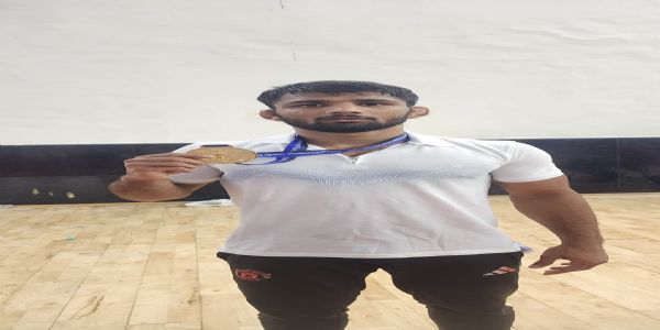 बीड जिल्ह्याच्या अतिश तोडकर ला कुस्ती स्पर्धेत सुवर्णपदक