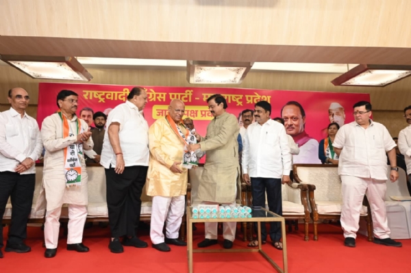रणजीतसिंह पाटील आणि राजेखान जमादार यांच्या हाती राष्ट्रवादीचे घड्याळ