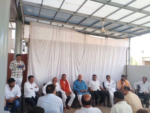 आगामी स्थानिक स्वराज्य संस्थेच्या निवडणुकीच्या अनुषंगाने दि. ३/११/२०२५ रोजी देगलूर येथे राज्याचे लोकप्रिय नेते मा.मुख्यमंञी तथा राज्यसभेचे खा.अशोकरावजी चव्हाण साहेब यांची भव्य जनसंवाद सभा आयोजित केले असून,त्याची पुर्वतयारी आढावा बैठक  आज देगलूर येथील आमदार जितेश अंतापूरकर यांच्या कार्यालयात मा.आ.अमरनाथ राजूरकर साहेब  आ.जितेश अंतापूरकर यांच्या प्रमुख उपस्थितीत पार पडले यावेळी देगलूर शहर व ग्रामीण भागातील पदाधिकारी मोठ्या संख्येने उपस्थितीत होते. आगामी स्थानिक स्वराज्य संस्थेच्या निवडणुकीच्या अनुषंगाने दि. ३/११/२०२५ रोजी देगलूर येथे राज्याचे लोकप्रिय नेते मा.मुख्यमंञी तथा राज्यसभेचे खा.अशोकरावजी चव्हाण साहेब यांची भव्य जनसंवाद सभा आयोजित केले असून,त्याची पुर्वतयारी आढावा बैठक  आज देगलूर येथील आमदार जितेश अंतापूरकर यांच्या कार्यालयात मा.आ.अमरनाथ राजूरकर साहेब  आ.जितेश अंतापूरकर यांच्या प्रमुख उपस्थितीत पार पडले यावेळी देगलूर शहर व ग्रामीण भागातील पदाधिकारी मोठ्या संख्येने उपस्थितीत होते.