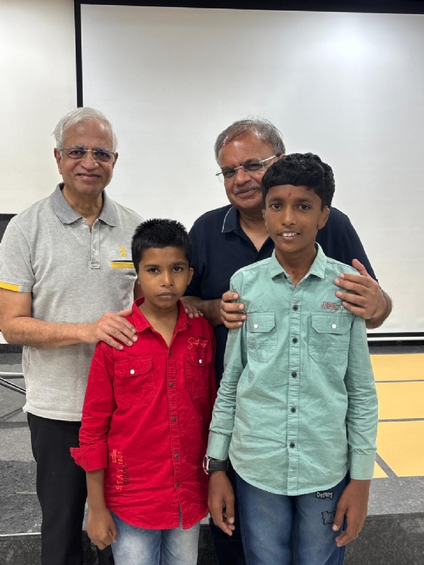 पुण्याच्‍या बालकावर डॉ. इंदोरवालांची शस्‍त्रक्रिया, इतरही रुग्‍णांची तपासणी, समुपदेशन