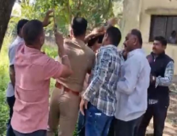 हातकणंगलेत शेतकऱ्याचा आत्महत्येचा  प्रयत्न रोखताना पोलीस