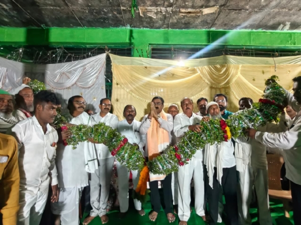 विकासकामांसाठी सातत्याने प्रयत्नशील राहण्याचे आवाहन केले. विकासकामांसाठी सातत्याने प्रयत्नशील राहण्याचे आवाहन केले.