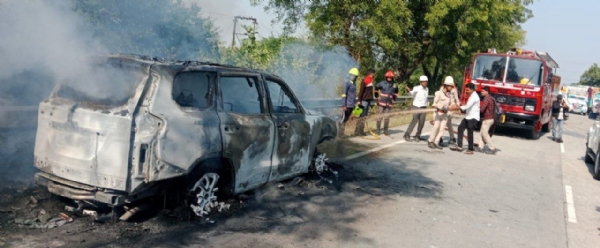 राष्ट्रीय महामार्गावर “द बर्निंग कार” चा थरार! स्कार्पिओला अचानक लागली भीषण आग राष्ट्रीय महामार्गावर “द बर्निंग कार” चा थरार! स्कार्पिओला अचानक लागली भीषण आग
