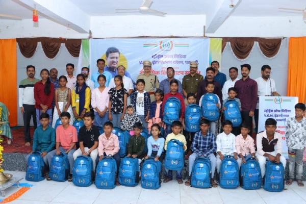 व्हाईस ऑफ मीडिया कडून शैक्षणिक किटचे वाटप