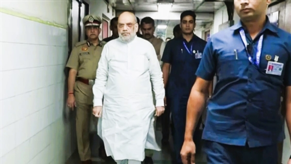 गृहमंत्री अमित शाह एलएनजेपी रुग्णालयात पाहणी करताना गृहमंत्री अमित शाह एलएनजेपी रुग्णालयात पाहणी करताना