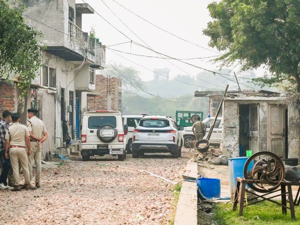हरियाणात जप्तीची कारवाई करताना पोलिस पथक हरियाणात जप्तीची कारवाई करताना पोलिस पथक