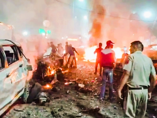 दिल्लीतील भीषण  स्फोटानंतरचे दृष्य