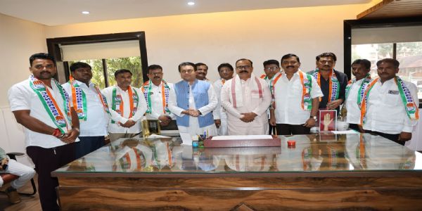 अशोक जगदाळे यांचा पदाधिकारी व कार्यकर्त्यांसह काँग्रेस पक्षात प्रवेश