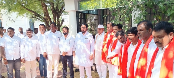 पाथरी बाजार समितीत ५ विरुद्ध १३ अविश्वास ठराव पारित बाजार समिती परिसराला छावणीचे स्वरूप; पोलिसांचा कडक बंदोबस्त