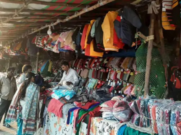 अमरावतीत उबदार फॅशनचा जलवा, मखमली स्टोल्सची क्रेझ वाढली अमरावतीत उबदार फॅशनचा जलवा, मखमली स्टोल्सची क्रेझ वाढली