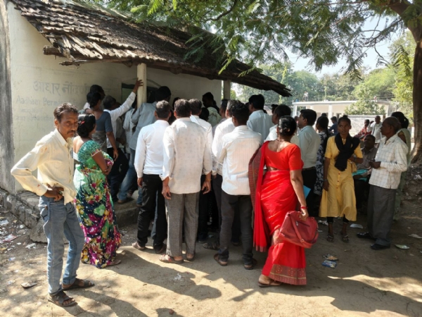 आधार अपडेटसाठी तिवस्यात नागरिकांची प्रचंड गर्दी! महिलांपासून विद्यार्थ्यांपर्यंत सर्वांचा उत्स्फूर्त सहभाग — ‘लाडकी बहीण’ योजनेमुळे वाढली लगबग आधार अपडेटसाठी तिवस्यात नागरिकांची प्रचंड गर्दी! महिलांपासून विद्यार्थ्यांपर्यंत सर्वांचा उत्स्फूर्त सहभाग — ‘लाडकी बहीण’ योजनेमुळे वाढली लगबग