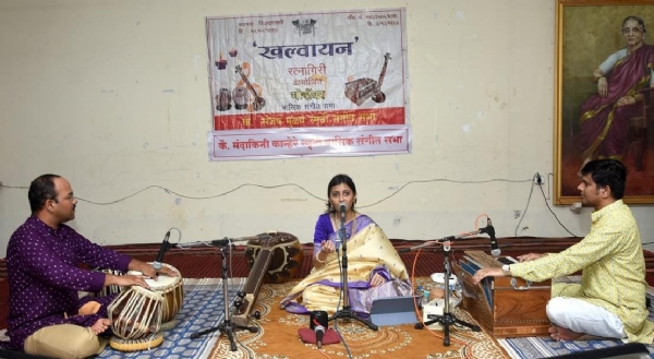 खल्वायनची 319 वी मासिक संगीत सभा रंगविताना गानहिरा सावनी पारेकर. सोबत  तबलासाथ प्रथमेश शहाणे, हार्मोनियम साथ अमित ओक