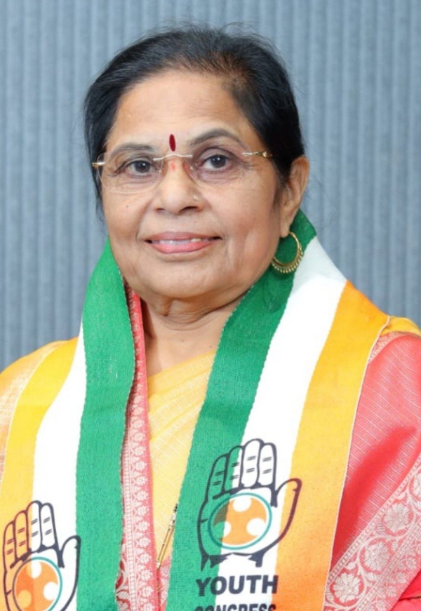 राज्यातील नगरपरिषद निवडणुकांच्या रणसंग्रामाला आता जोर चढू लागला असून दर्यापूर नगरपरिषदेत यंदा सर्वाधिक चर्चेत असलेली लढत एकाच कुटुंबातील दोन सुनांमध्ये रंगणार आहे. भाजपकडून आमदार प्रकाश पाटील भारसाकळे यांच्या पत्नी नलिनी प्रकाशराव भारसाकळे यांची नगराध्यक्षपदासाठी उमेदवारी जवळपास निश्चित मानली जात असताना, काँग्रेसने सहकार नेते सुधाकर पाटील भारसाकळे यांच्या पत्नी मंदाकिनी सुधाकरराव भारसाकळे यांना उमेदवार म्हणून अधिकृतपणे जाहीर केले आहे.दर्यापूर नगरपरिषदेचे नगराध्यक्ष पद यंदा सर्वसाधारण (महिला) प्रवर्गासाठी राखीव असल्याने दोन्ही घराण्यांतून महिला उमेदवारच रिंगणात उतरल्या आहेत. नलिनी भारसाकळे यांनी यापूर्वी पाच वर्ष नगराध्यक्ष म्हणून काम करताना शहरात विविध विकासकामे राबविल्याने त्यांचा जनसंपर्क दांडगा आहे. दुसरीकडे, सहकार क्षेत्रातील प्रभावशाली व्यक्तिमत्व असलेल्या सुधाकर भारसाकळे यांनी आपल्या पत्नीला उमेदवार करून काँग्रेसची बाजू अधिक बळकट केली आहे.राजकीयदृष्ट्या प्रभावशाली असलेल्या भारसाकळे घराण्यातील या ‘सुना विरुद्ध सुना’ लढतीकडे केवळ दर्यापूरच नव्हे तर संपूर्ण अमरावती जिल्ह्याचे लक्ष लागले आहे. काँग्रेसचा उमेदवार निश्चित झाल्यानंतर इतर पक्षांकडून अजूनही युती आणि उमेदवारीची चाचपणी सुरू आहे.दर्यापूर नगरपरिषदेतील २५ नगरसेवक पदांसाठी अजून कोणत्याच पक्षाकडून अधिकृत उमेदवारी जाहीर करण्यात आलेली नाही. पक्षांतर्गत बंडाळी टाळण्यासाठी उमेदवार जाहीर करण्यात विलंब होत असल्याचे बोलले जात आहे. १० नोव्हेंबरपासून उमेदवारी अर्ज भरण्यास सुरुवात झाली असून, येत्या आठवड्यात दर्यापूरचे संपूर्ण निवडणूक चित्र स्पष्ट होईल, अशी राजकीय वर्तुळातील चर्चा आहे.