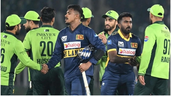 पहिल्या वन-डेत पाकिस्तानची श्रीलंकेवर 6 धावांनी मात पहिल्या वन-डेत पाकिस्तानची श्रीलंकेवर 6 धावांनी मात