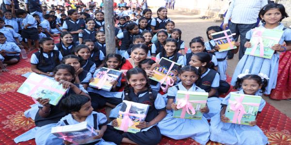 अभिनेत्री हर्षदा खानविलकरकडून सांगलीतील विद्यार्थ्यांना वह्यांचे वाटप