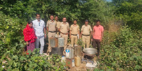 अकोला : दारू अड्ड्यावर पोलिसांच्या धाडी!