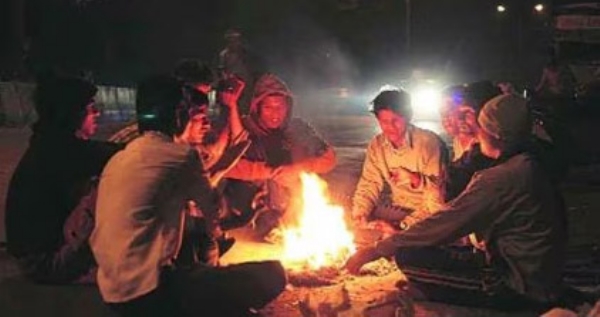 शेकोट्यांवर रंगल्या राजकीय गप्पा शेकोट्यांवर रंगल्या राजकीय गप्पा