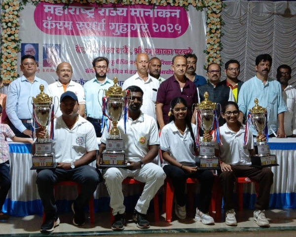 डावीकडून पंकज पवार, सागर वाघमारे, समृद्धी घाडीगावकर आणि आकांक्षा कदम, उभे असलेले डावीकडून यतीन ठाकूर, प्रदीप भाटकर, अमेय परचुरे, प्रकाश परचुरे, प्रदीप परचुरे, अरुण केदार, केतन  चिखले, अजित सावंत आणि मिलिंद साप्ते