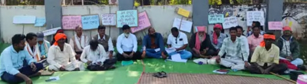 मका खरेदी केंद्रांवरुन संभ्रम; प्रकल्प कार्यालयावर धरणे:मेळघाटच्या आदिवासींचे पुन्हा प्रशासनाला साकडे‎