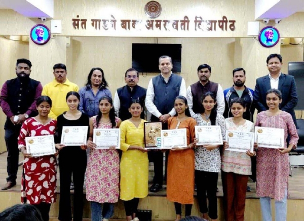 युवा महोत्सव इंद्रधनुष्य स्पर्धेत विद्यापीठाच्या विद्याथ्र्यांचे घवघवीत यश कुलगुरू डॉ. मिलींद बारहाते यांच्या हस्ते विद्याथ्र्यांचा सत्कार