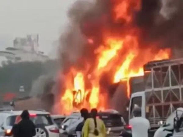 नवले पुलावर भीषण अपघात नवले पुलावर भीषण अपघात