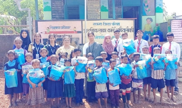 राष्ट्रीय शिक्षण दिन साजरा करत राऊत इंग्रजी शाळेची सामाजिक कामगिरी