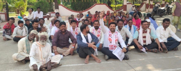 रेवसा पूरग्रस्तांचा न्यायासाठी मूक मोर्चा; जिल्हाधिकारी कार्यालयात बेमुदत ठिय्या आंदोलन