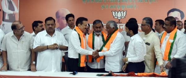 आगामी स्थानिक स्वराज्य संस्थांच्या निवडणूकीच्या तोंडावर भाजपचा विरोधकांना ‘दे धक्का’ काँग्रेसचे जिल्हाध्यक्ष .कोतवाल, बग्गा, बोडके , पाटील यांचा भाजपात प्रवेश.