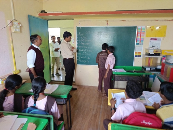 जिल्हाधिकारी राहुल गुप्ता यांची कोंढूर येथील जिल्हा परिषद शाळेला भेट जिल्हाधिकारी राहुल गुप्ता यांची कोंढूर येथील जिल्हा परिषद शाळेला भेट