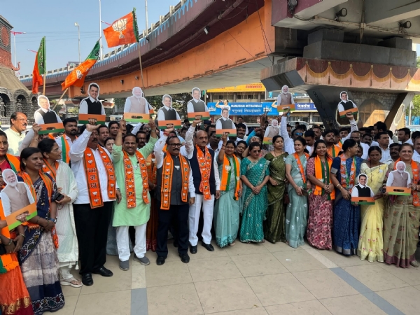 बिहारमध्ये भाजपा महायुतीच्या दणदणीत विजयानिमित्त छत्रपती संभाजी नगर येथे क्रांती चौक येथे जल्लोष बिहारमध्ये भाजपा महायुतीच्या दणदणीत विजयानिमित्त छत्रपती संभाजी नगर येथे क्रांती चौक येथे जल्लोष