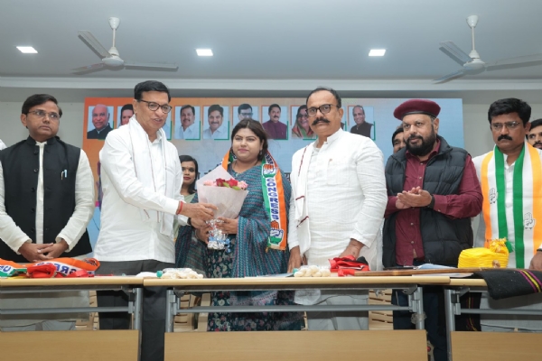 मधुकर पिचड यांची नात गिरिजा पिचड काँग्रेस पक्षात मधुकर पिचड यांची नात गिरिजा पिचड काँग्रेस पक्षात