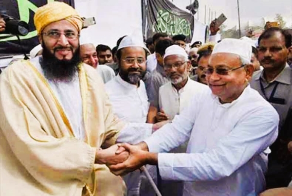 नितीश कुमार आणि मुस्लिम धर्मगुरू संग्रहित फोटो नितीश कुमार आणि मुस्लिम धर्मगुरू संग्रहित फोटो