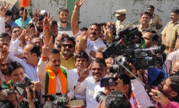 बिहार विधानसभा निवडणुकीत मिळालेल्या विजयाचा जलसंपदा मंत्री गिरीश महाजनाच्या उपस्थितीत भाजपाचा जल्लोष बिहार विधानसभा निवडणुकीत मिळालेल्या विजयाचा जलसंपदा मंत्री गिरीश महाजनाच्या उपस्थितीत भाजपाचा जल्लोष