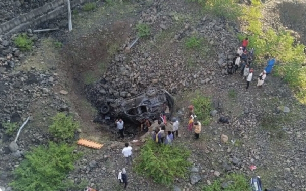 दिल्ली-मुंबई एक्सप्रेसवेवर कार दरीत कोसळून भीषण अपघात: