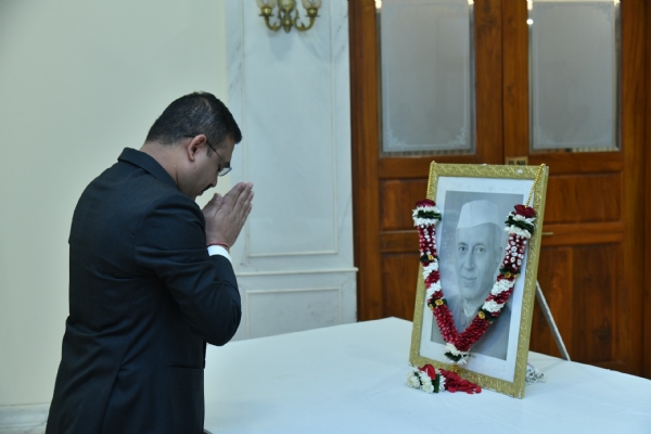पंडित जवाहरलाल नेहरू यांना जयंतीनिमित्त राजभवन येथे अभिवादन