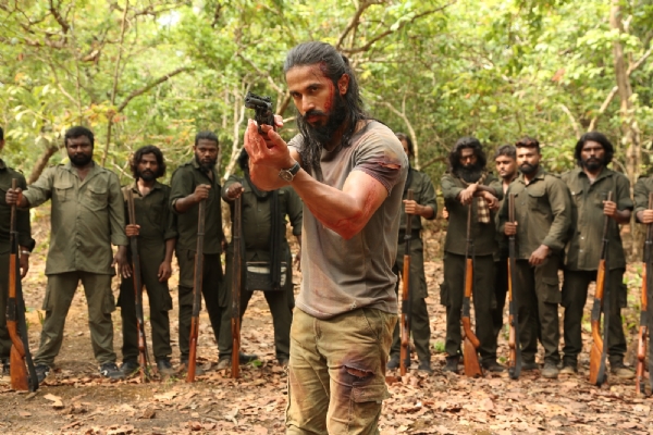 अभिनेता कविश शेट्टीचा ‘आफ्टर ओएलसी’ चित्रपटातील डॅशिंग, चार्मिंग लूक व्हायरल