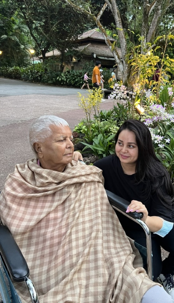 लालू प्रसाद यादव यांच्या कन्या रोहिणी आचार्य यांनी राजकारण सोडले लालू प्रसाद यादव यांच्या कन्या रोहिणी आचार्य यांनी राजकारण सोडले