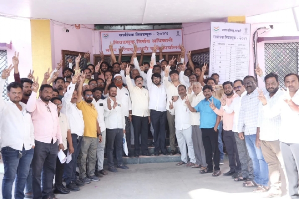 पाथरी नगरपरीषदेच्या सार्वत्रिक निवडणुकीच्या निमित्ताने शिवसेनेच्या वतीने नगराध्यक्ष पदासाठी शिवसेना अल्पसंख्यांक विभागाचे प्रदेशाध्यक्ष सईद खान यांचे बंधू आसेफ भैय्या खान यांचा आज उमेदवारी अर्ज दाखल केला. यावेळी बोलताना खान म्हणाले की माझे वडील बिरबल खान यांनी मला दिलेले आपुलकीचे संस्कार यामधून त्यांचे आशीर्वाद सदैव माझ्या पाठीशी आहेत. उपमुख्यमंत्री एकनाथ शिंदे यांनी महाराष्ट्रात अनेक समाजहित योजना आखून लाडक्या बहिणींना व युवकांना रोजगार मिळवून दिला. त्यांच्याच आशिर्वादाने पाथरीत मी अनेक वर्ष विकासहिन पाथरीला विकासाच्या प्रवाहात आणले आहे. अनेक कोटी रुपये मंजूर केले, युवकांसाठी नोकरी महोत्सव घेउन नोकरी मिळवून दिली. या अनेक समाजपयोगी कामामुळे पाथरीकर खंबीरपणे माझ्या पाठीशी उभे आहेत, नगराध्यक्ष व नगरसेवकांना मतदान रुपी आशिर्वाद देऊन काम करण्याची संधी देतील ही खात्री आहे. यावेळी पक्ष निरिक्षक आनंद जाधव नगरसेवक, पदाधिकारी, कार्यकर्ते आदी उपस्थित होते. पाथरी नगरपरीषदेच्या सार्वत्रिक निवडणुकीच्या निमित्ताने शिवसेनेच्या वतीने नगराध्यक्ष पदासाठी शिवसेना अल्पसंख्यांक विभागाचे प्रदेशाध्यक्ष सईद खान यांचे बंधू आसेफ भैय्या खान यांचा आज उमेदवारी अर्ज दाखल केला. यावेळी बोलताना खान म्हणाले की माझे वडील बिरबल खान यांनी मला दिलेले आपुलकीचे संस्कार यामधून त्यांचे आशीर्वाद सदैव माझ्या पाठीशी आहेत. उपमुख्यमंत्री एकनाथ शिंदे यांनी महाराष्ट्रात अनेक समाजहित योजना आखून लाडक्या बहिणींना व युवकांना रोजगार मिळवून दिला. त्यांच्याच आशिर्वादाने पाथरीत मी अनेक वर्ष विकासहिन पाथरीला विकासाच्या प्रवाहात आणले आहे. अनेक कोटी रुपये मंजूर केले, युवकांसाठी नोकरी महोत्सव घेउन नोकरी मिळवून दिली. या अनेक समाजपयोगी कामामुळे पाथरीकर खंबीरपणे माझ्या पाठीशी उभे आहेत, नगराध्यक्ष व नगरसेवकांना मतदान रुपी आशिर्वाद देऊन काम करण्याची संधी देतील ही खात्री आहे. यावेळी पक्ष निरिक्षक आनंद जाधव नगरसेवक, पदाधिकारी, कार्यकर्ते आदी उपस्थित होते.