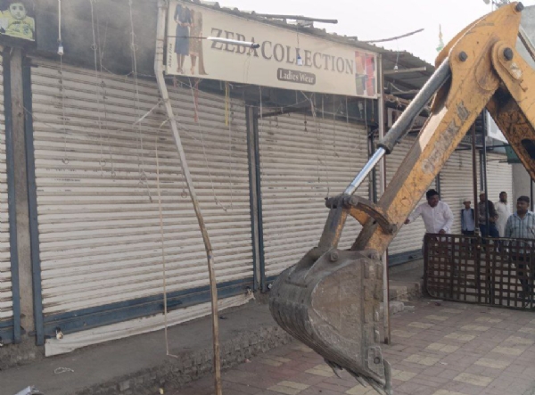 अतिक्रमणांवर हातोडा! रस्त्यांचा श्वास मोकळा; महापालिकेची धडक मोहीम अतिक्रमणांवर हातोडा! रस्त्यांचा श्वास मोकळा; महापालिकेची धडक मोहीम